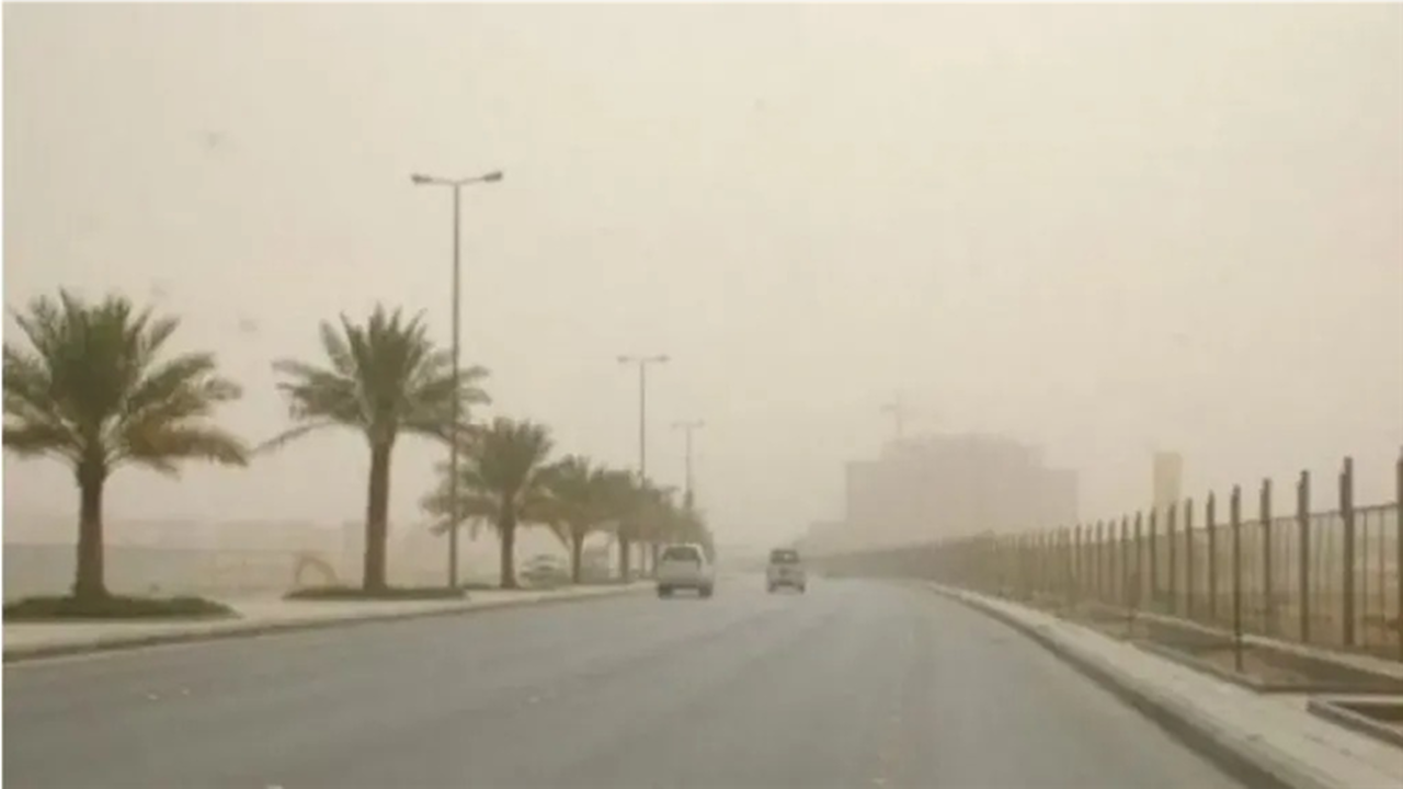 تحذير لمرتادي الطرق.. الأرصاد الجوية تترقب كتلاً ترابية مع تراجع الرؤية الأفقية